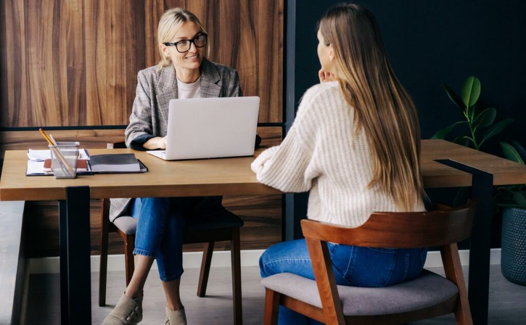 Entretien professionnel entre un salarié et son employeur sur l’évolution des compétences