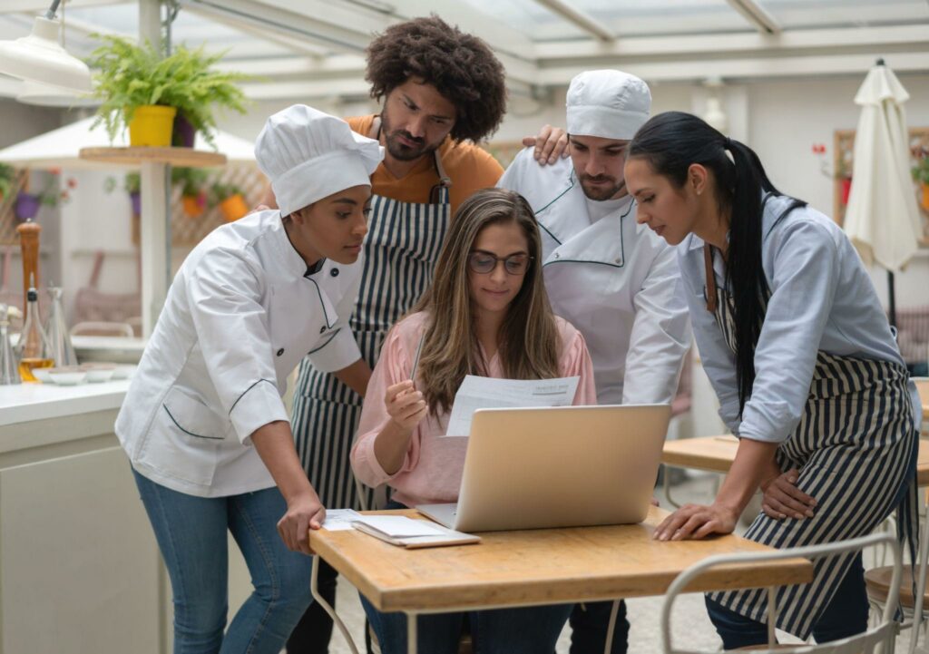 Classification des salariés selon la convention collective HCR avec niveaux et échelons