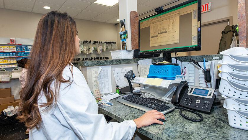 Gestion de la paie d’une pharmacie d’officine avec prise en compte des spécificités conventionnelles et des variables de rémunération