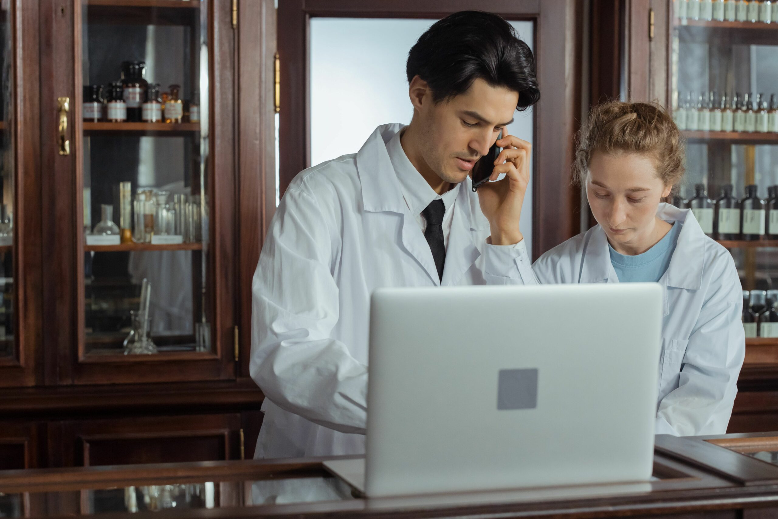 Gestionnaire de paie spécialisé en pharmacie : quelles compétences pour votre officine ?
