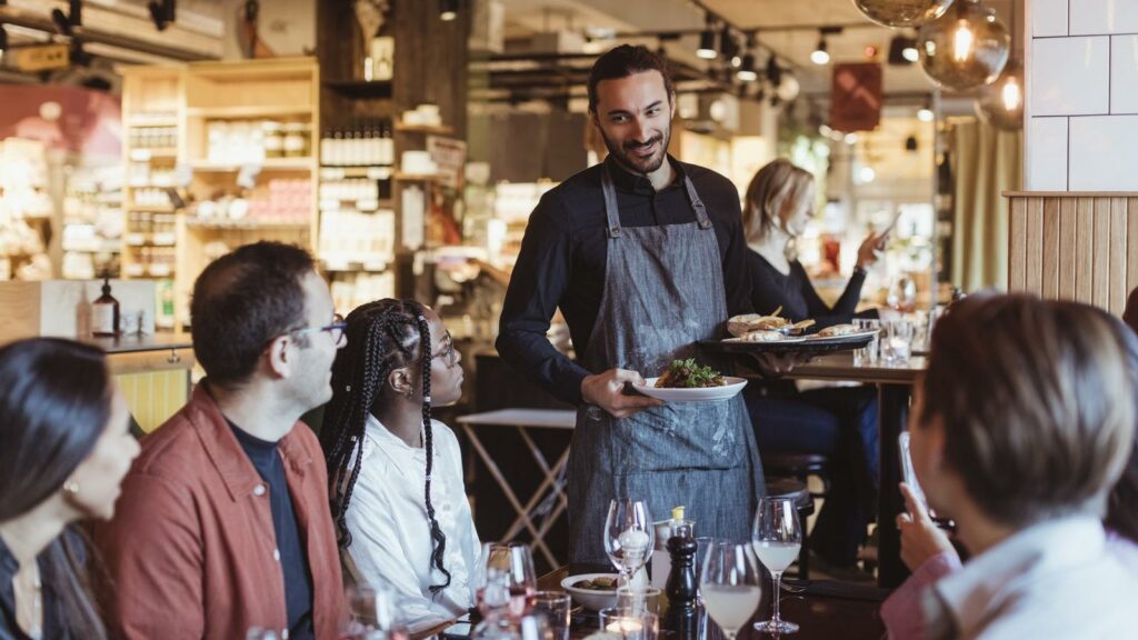 Illustration du recours au CDD d'usage en restauration. Ce contrat spécifique au secteur HCR facilite l'embauche d'extras tout en imposant le respect de règles précises pour éviter les risques de requalification en CDI. CDD d'usage en restauration pour un événement HCR avec serveurs en service lors d'une réception ou d'un banquet.