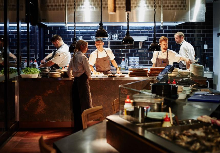 Équipe de restauration en cuisine pendant un service illustrant les spécificités de la paie HCR, les heures supplémentaires et la gestion du temps de travail.