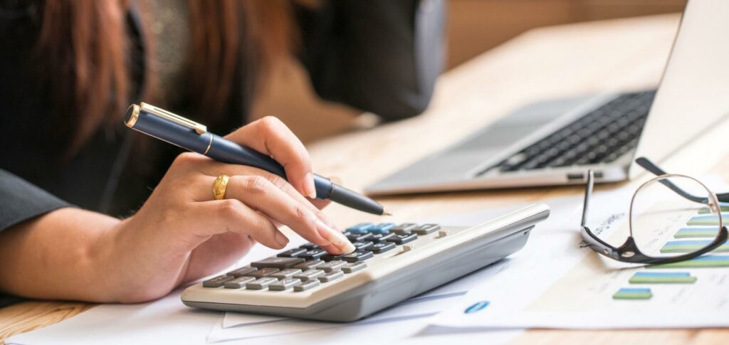 Calcul de la taxe sur les salaires avec documents comptables, calculatrice et données de paie