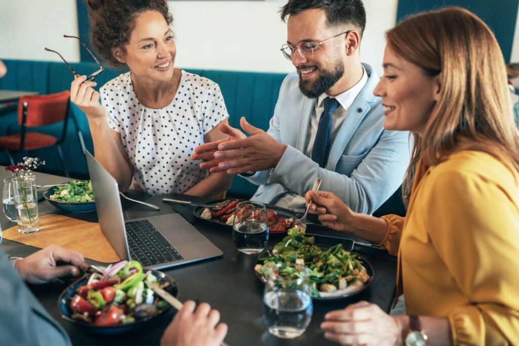 Salarié utilisant une carte titres-restaurant pour régler son déjeuner pendant sa journée de travail.