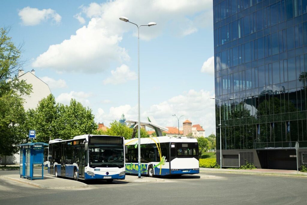 Transport public urbain illustrant le versement mobilité 2026 payé par les employeurs pour financer la mobilité collective.