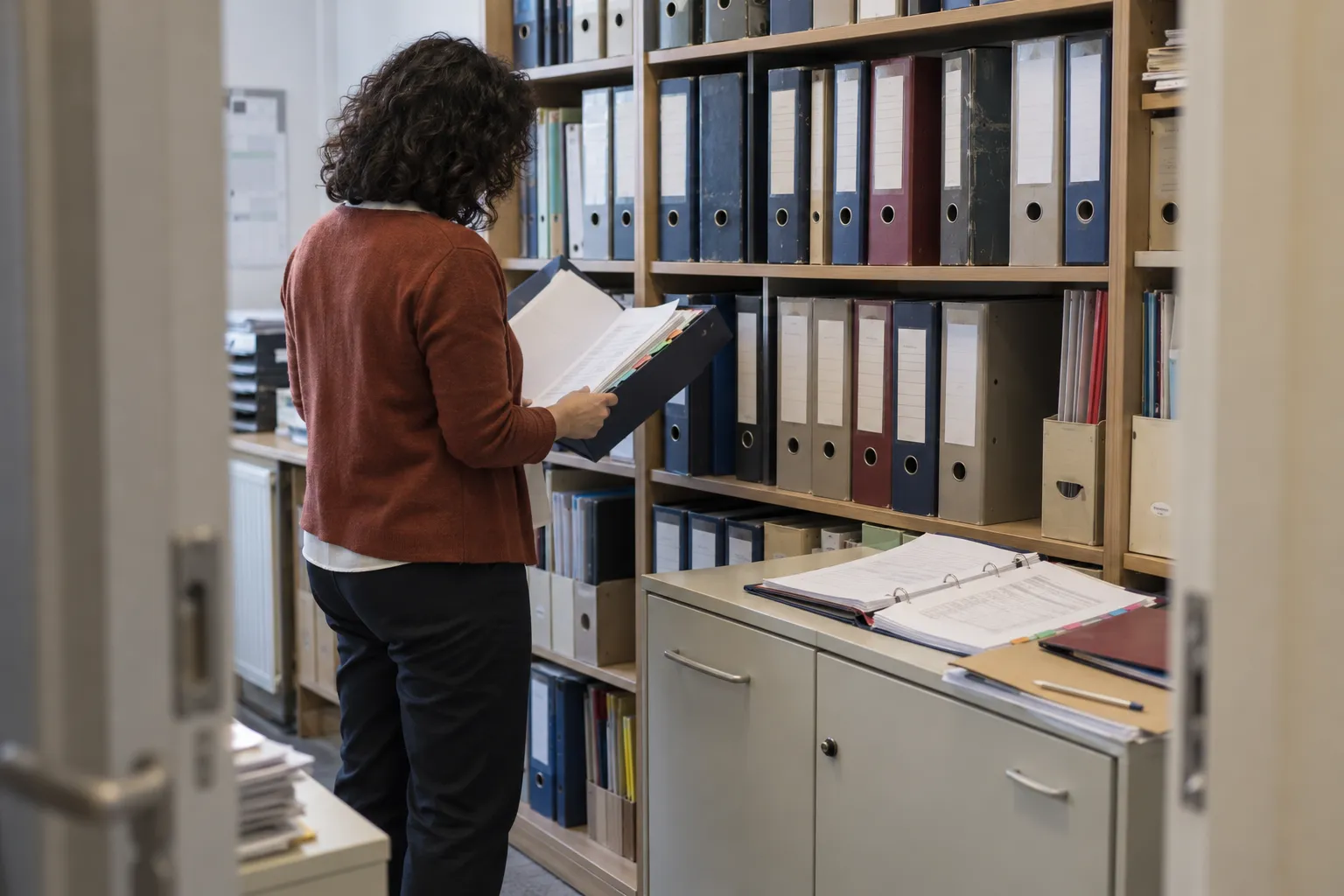 Deux professionnels échangent sur les salaires minimaux des experts-comptables autour d'une grille de rémunération.